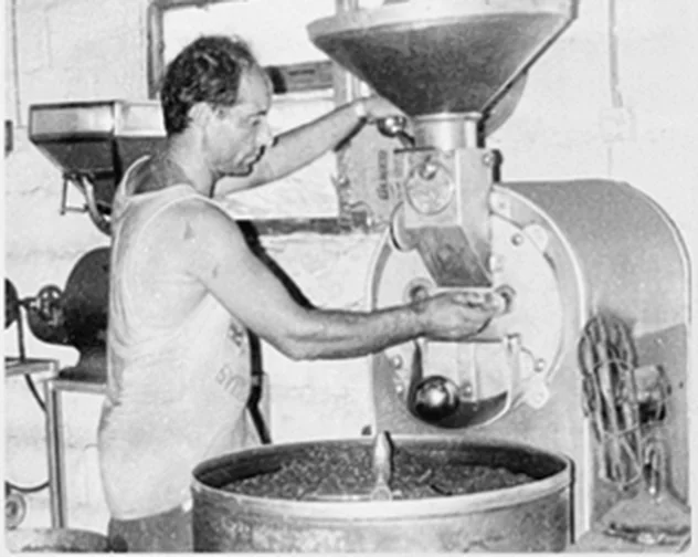 Ergün Oza ilk imalathanede kavurma makinesinin başında