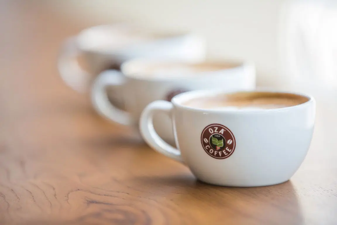 Oza fincanına akan espresso