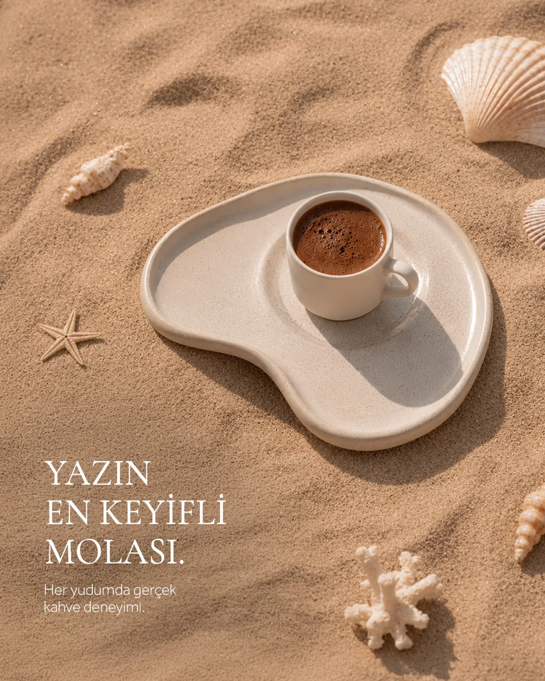 Kumda bir fincan Türk kahvesi
