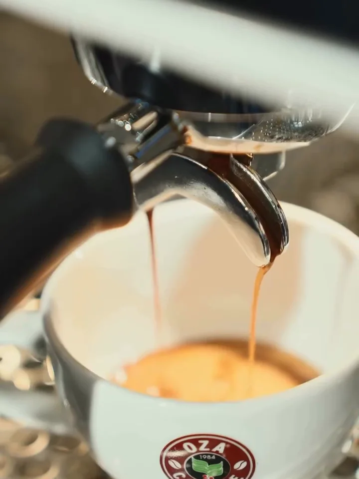 Oza fincanına akan espresso